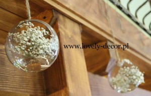 dekoracje sal weselnych bombki szklane z gipsówką    